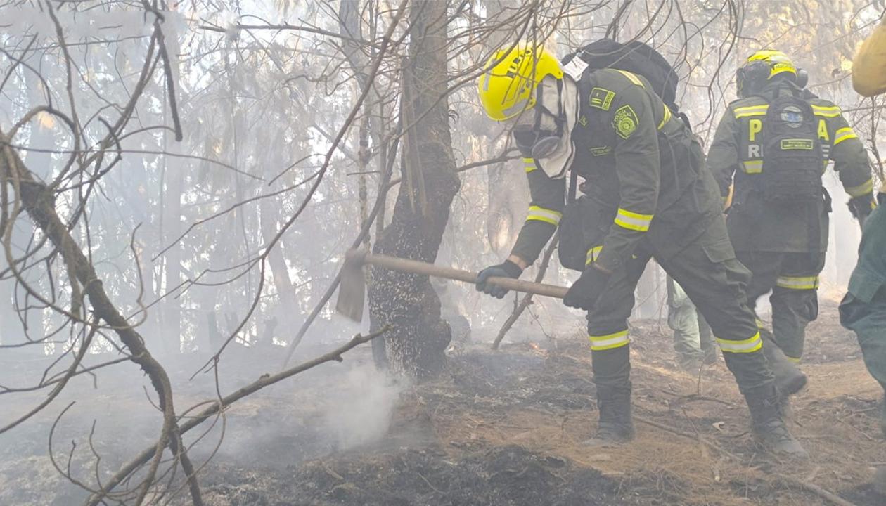 La Policía ayudando para apagar el incendio en los cerros de Bogotá. 