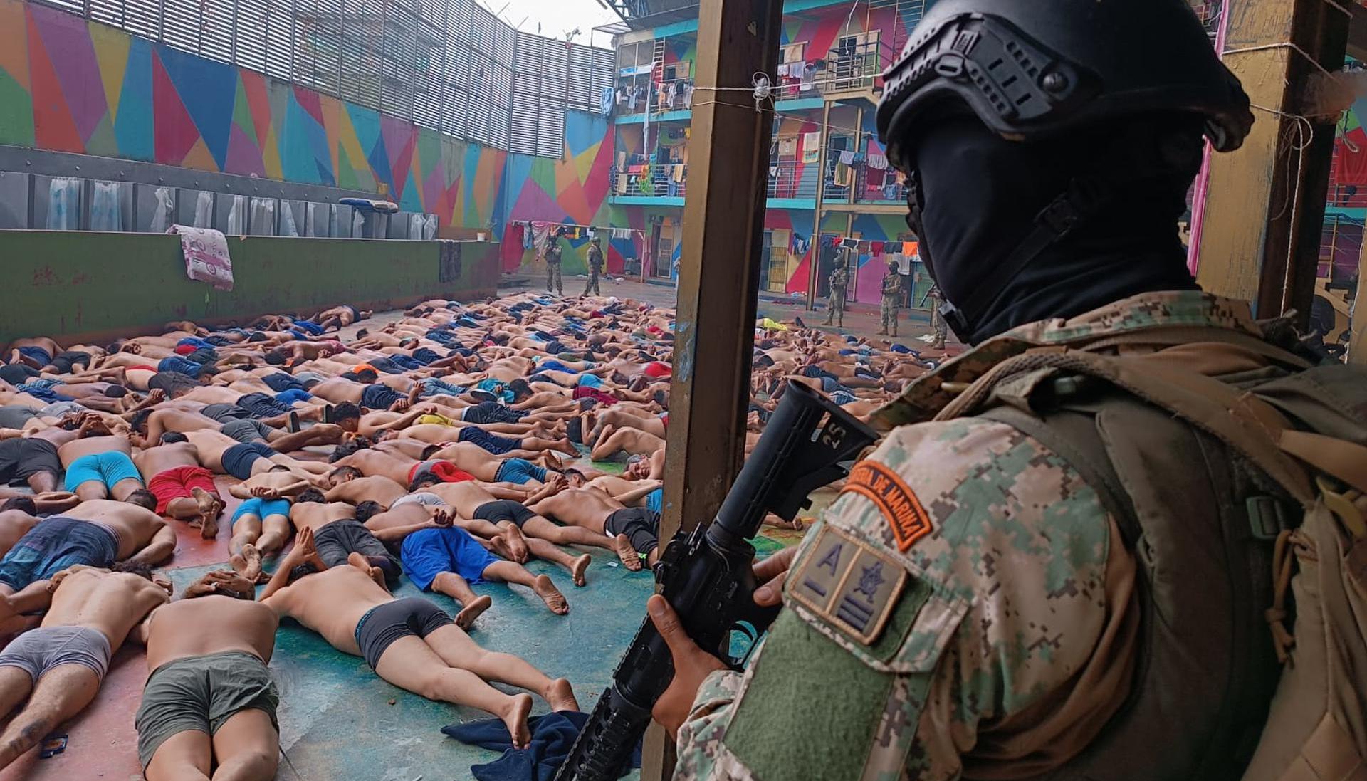 Soldados de Infantería de Marina realizan un operativo tras un motín en la Cárcel Regional del Litoral, en Guayaquil.