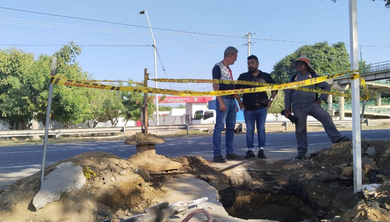 Hay una tubería rota en el barrio El Tesoro.