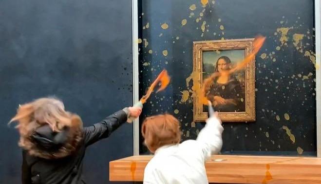 La Mona Lisa está en el Museo del Louvre, en París.
