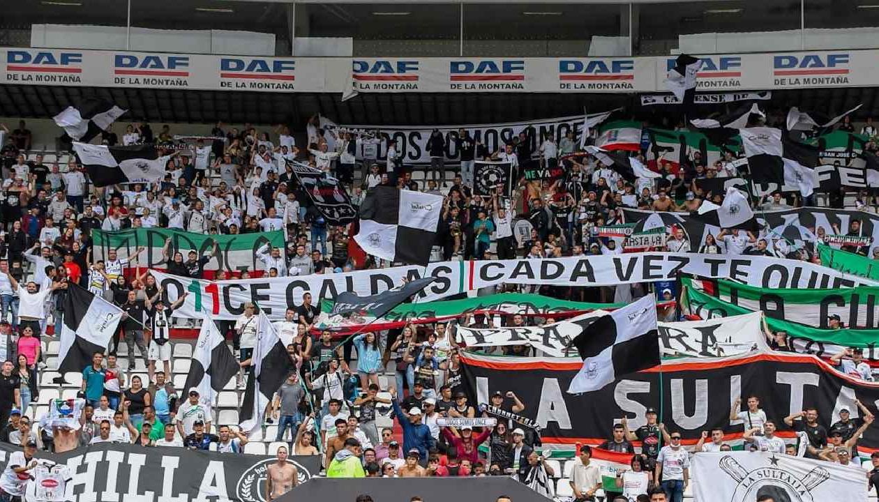 Hinchas en el estadio Palogrande.