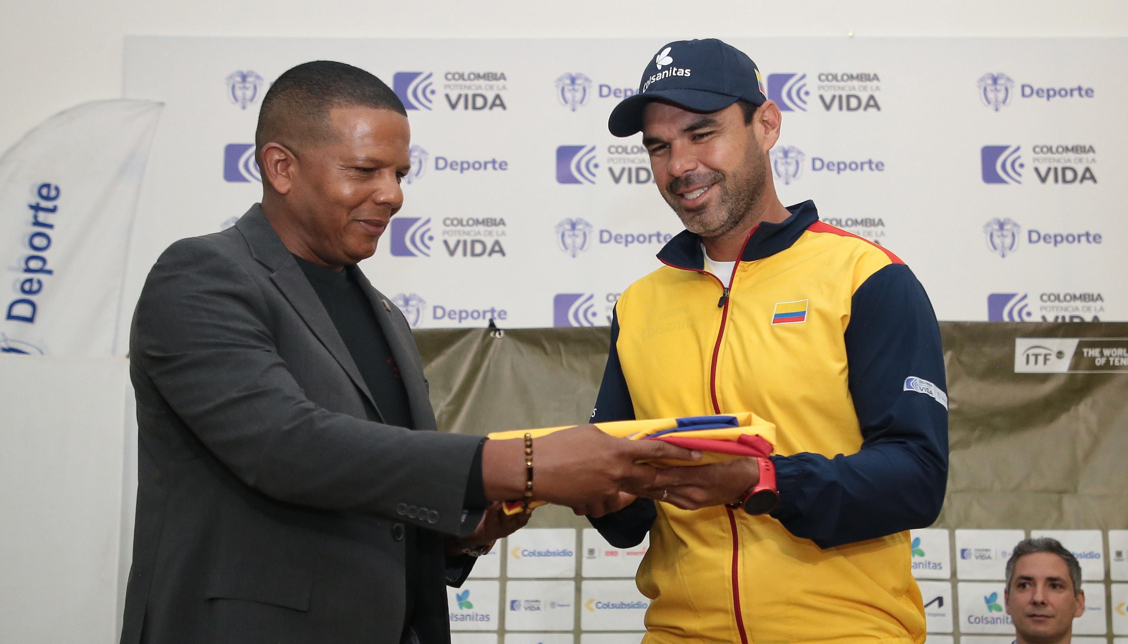 El capitán Alejandro Falla recibió el pabellón nacional.