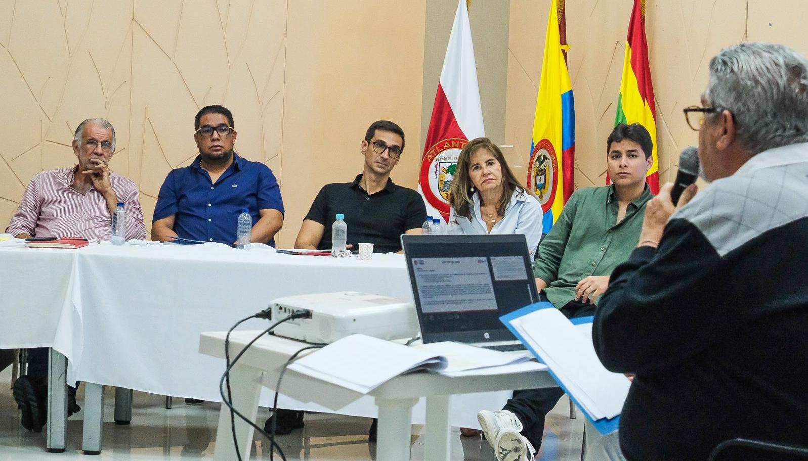 Estuvieron en la reunión el Gobernador Eduardo Verano, el alcalde de Puerto Colombia, Plinio Cedeño, el secretario del Interior José Luque, diputada Lourdes López y el vocero Eduardo Munarriz.