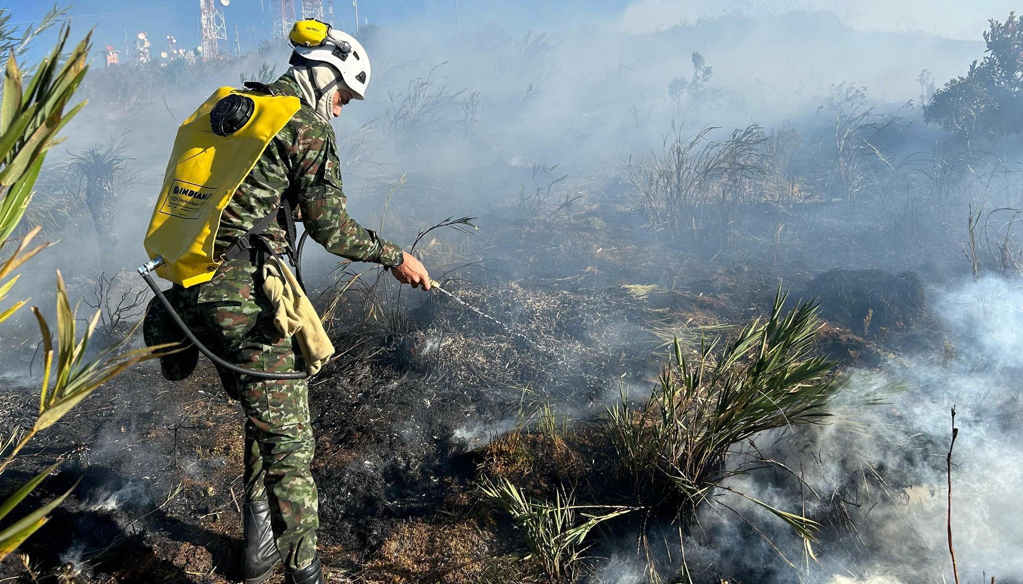 Personal del Ejército en la atención de un incendio