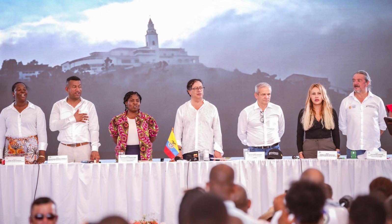 El Presidente Petro junto a la vicepresidenta Francia Márquez, entre otros, este miércoles en El Charco, Nariño
