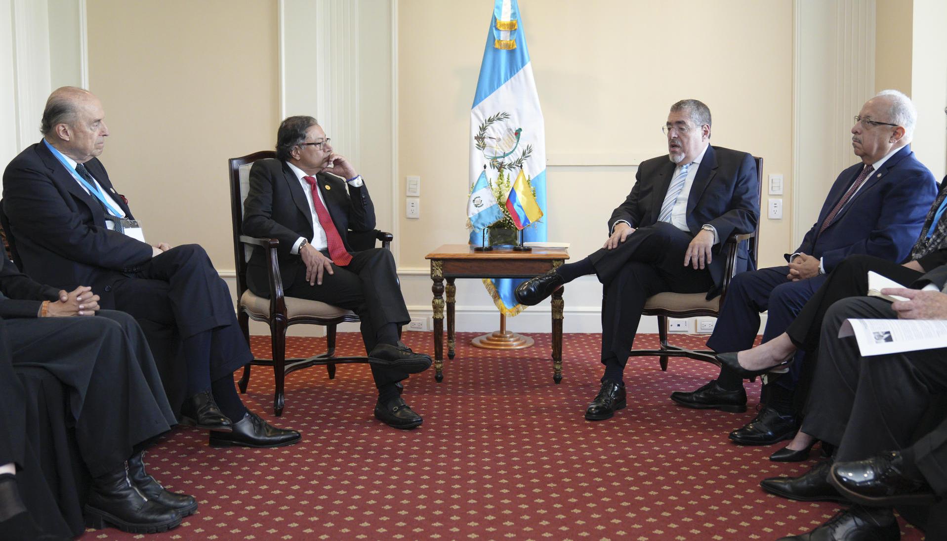 El presidente Petro y su canciller Alvaro Leyva con el nuevo mandatario de Guatemala, Bernardo Arévalo 