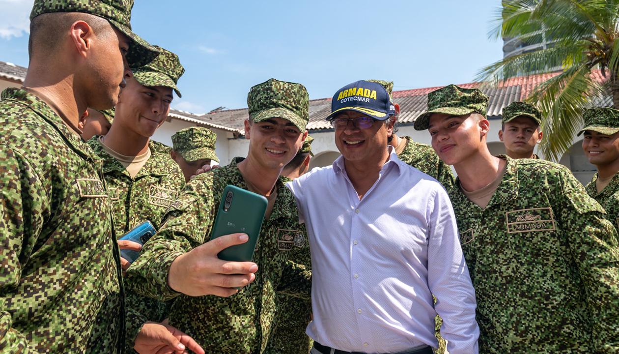 El Presidente Petro y miembros del Ejército.