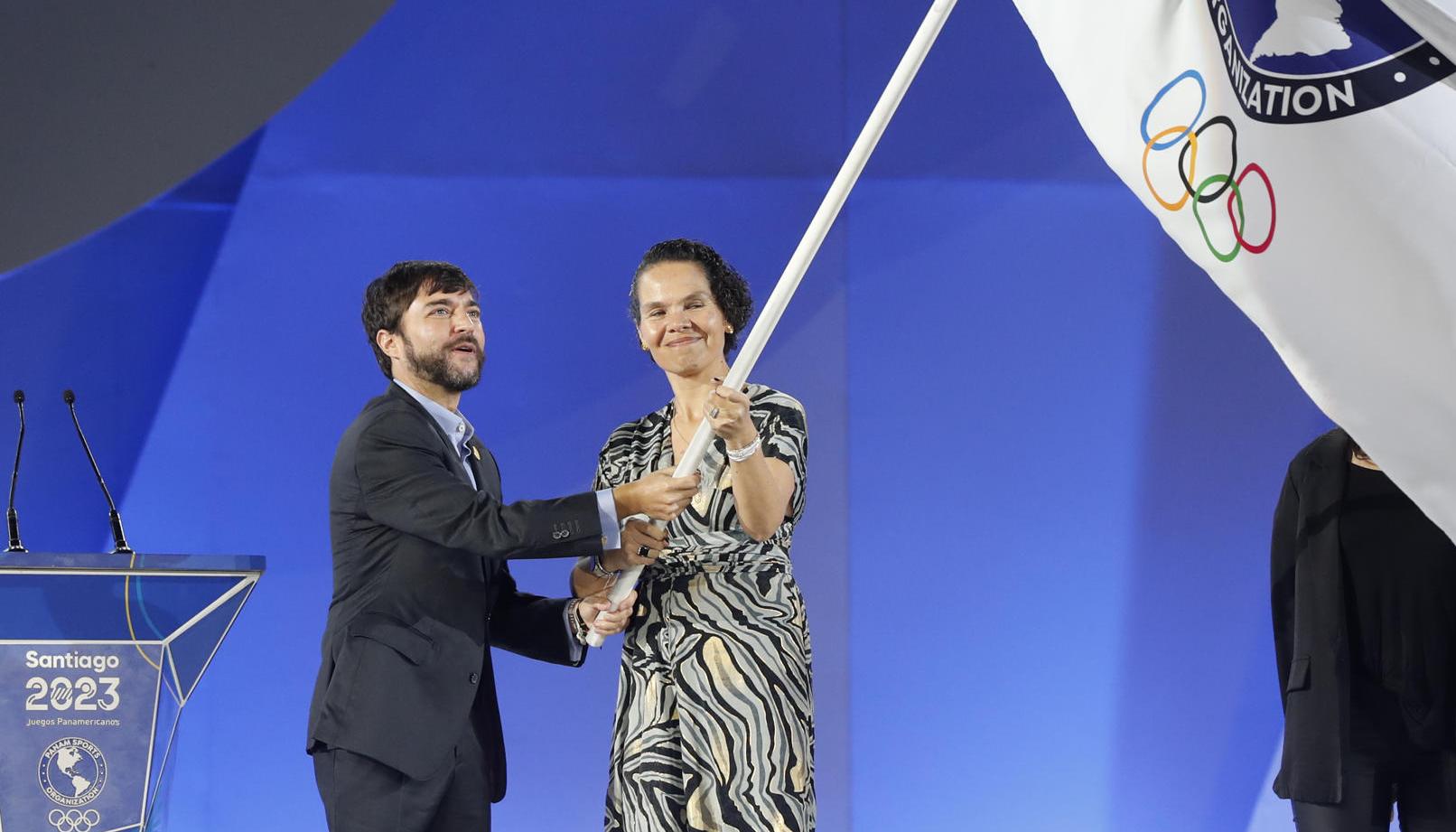 Jaime Pumarejo recibiendo la bandera de los Panamericanos.