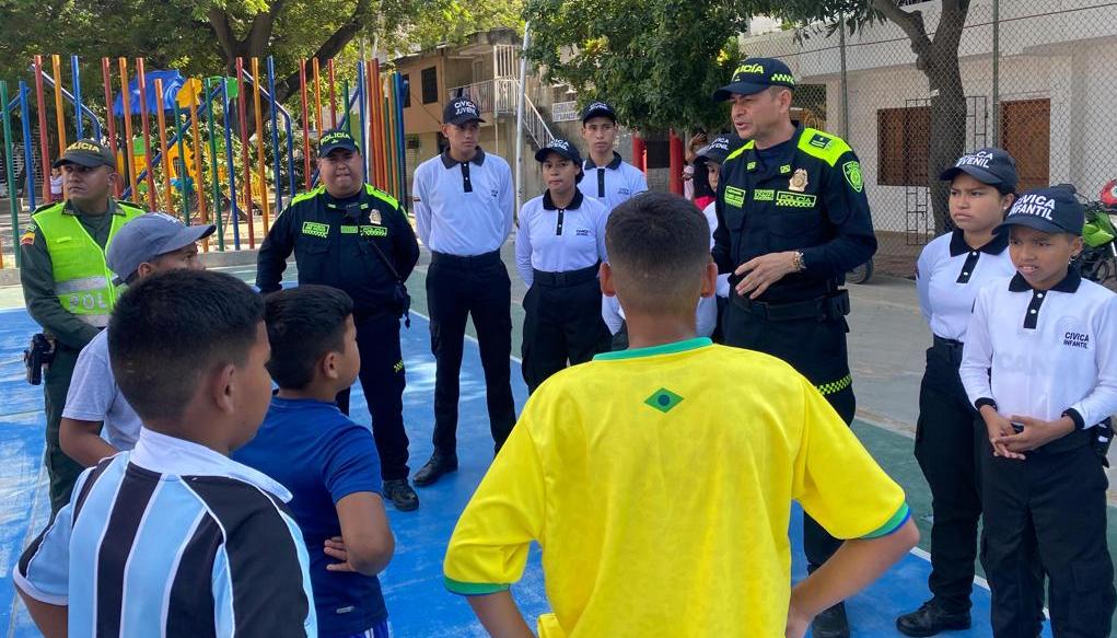 Policía socializa el decreto en los parques.