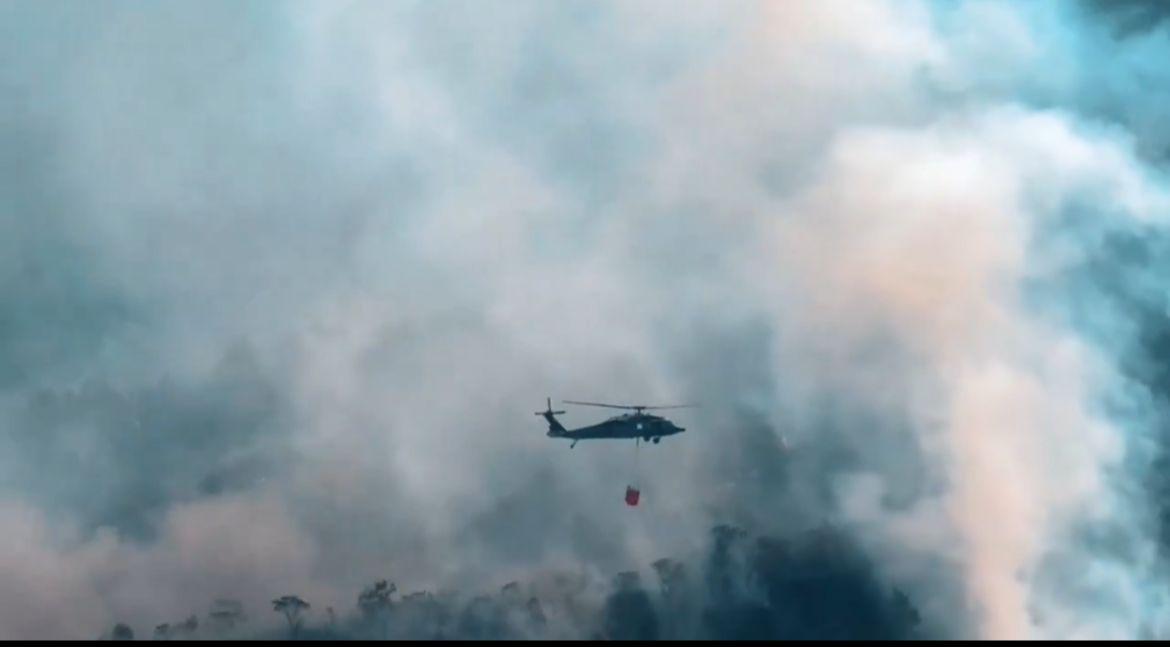 Soldados atienden la emergencia que actualmente amenaza el páramo de Berlín. 