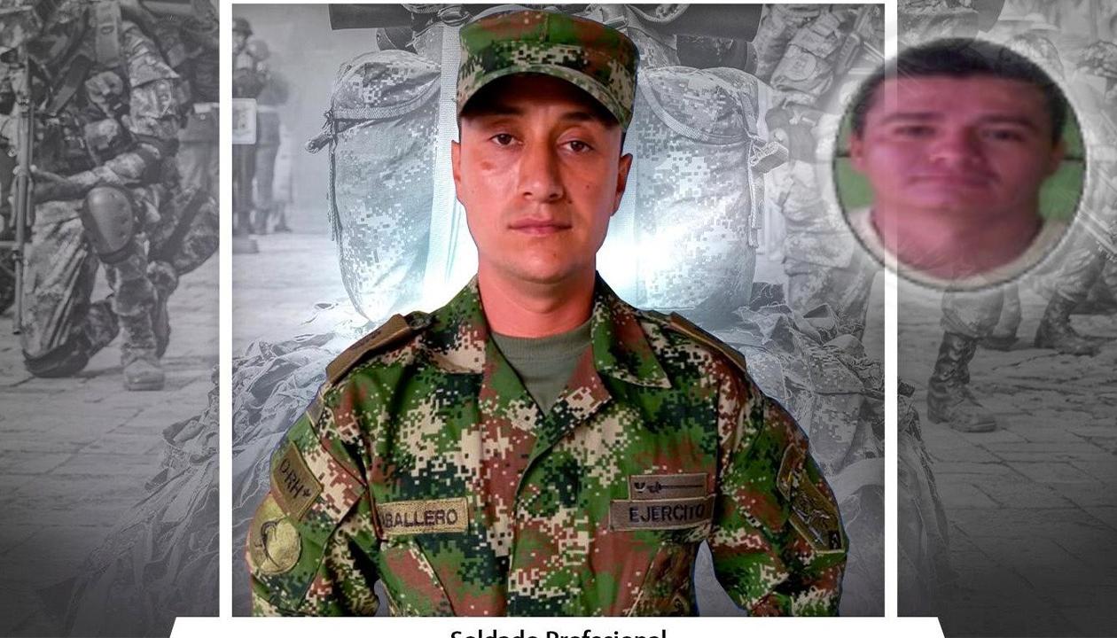 El soldado Luis Orlando Caballero y alias 'El Indio', presunto cabecilla del 'Clan del Golfo'. 