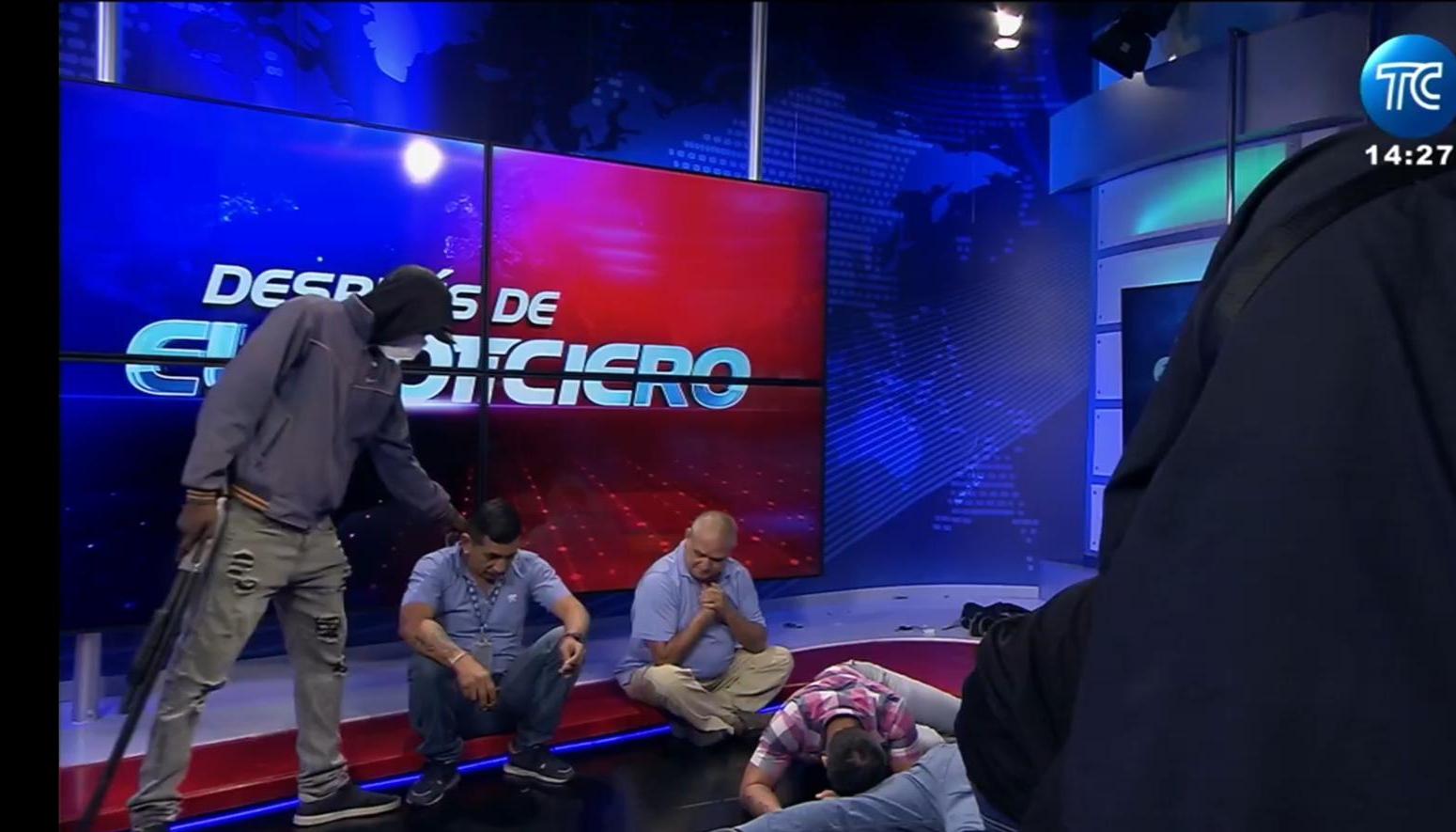 Hombres encapuchados someten al personal de la televisora