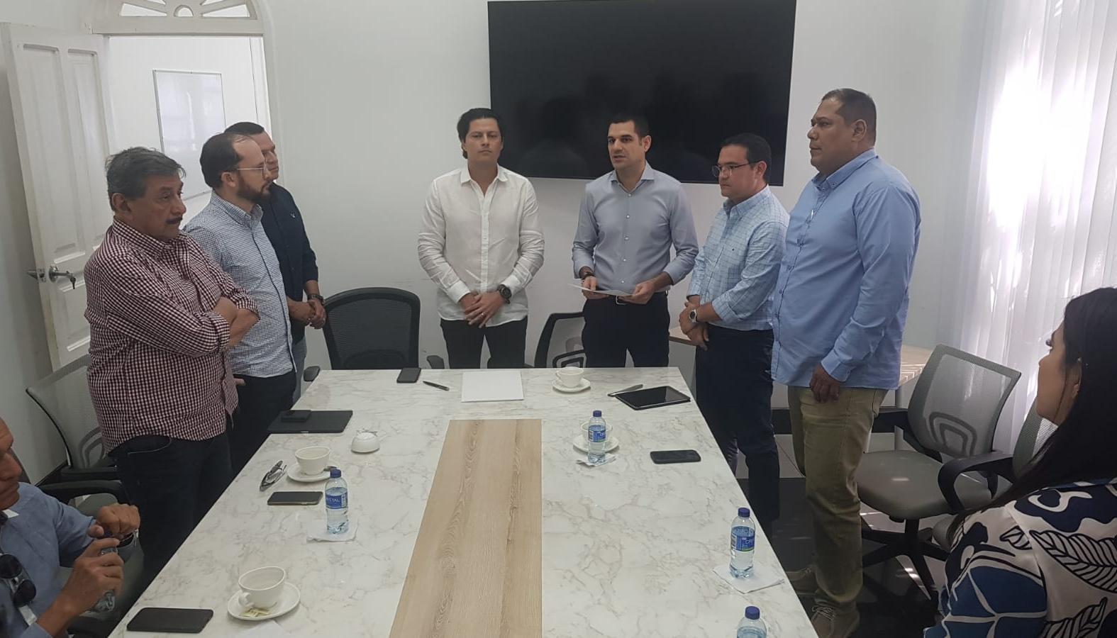 El Personero Miguel Ángel Alzate con los gremios económicos. 
