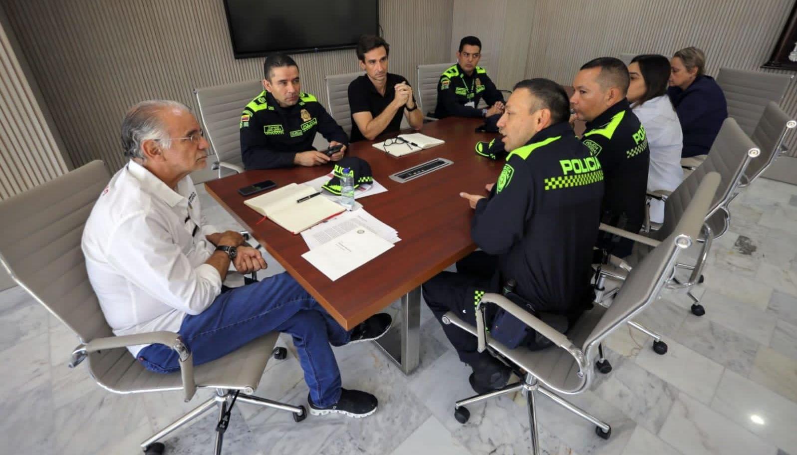 Eduardo Verano reunido con la Policía. 