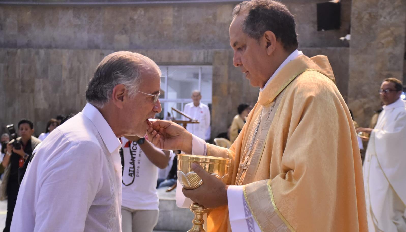 Eduardo Verano recibiendo la hostia del monseñor Pablo Emiro Salas.