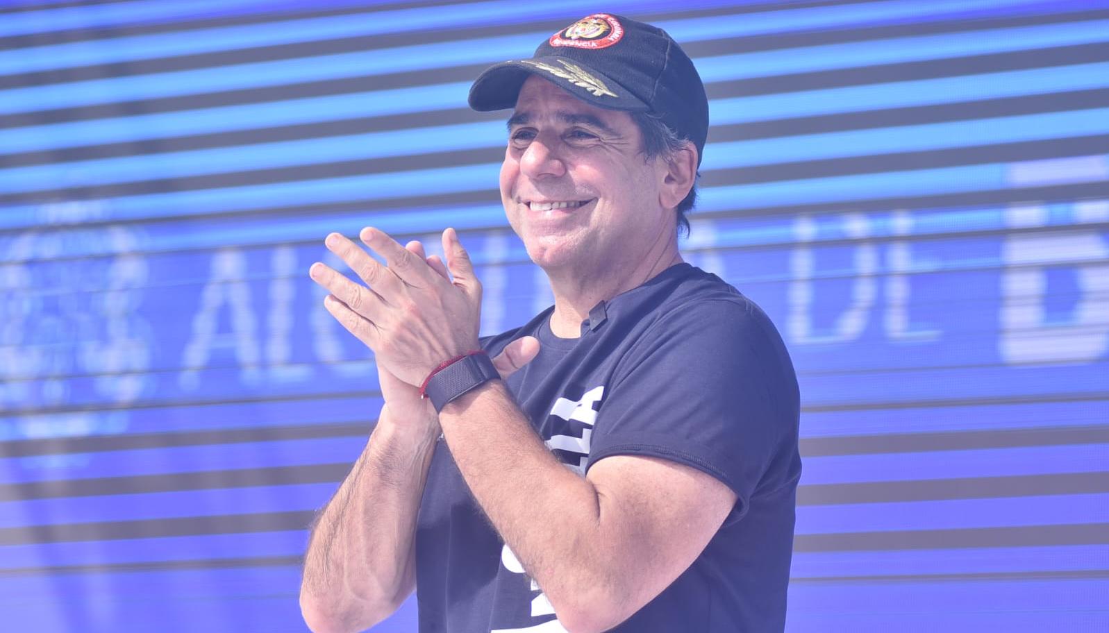 Alex Char Chaljub, alcalde de Barranquilla y fanático de los Caimanes. 