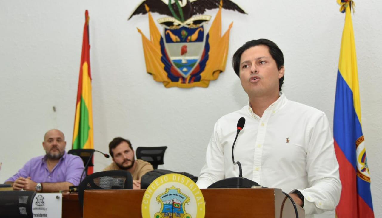 El reelegido Personero de Barranquilla, Miguel Ángel Alzate, habla ante el Concejo