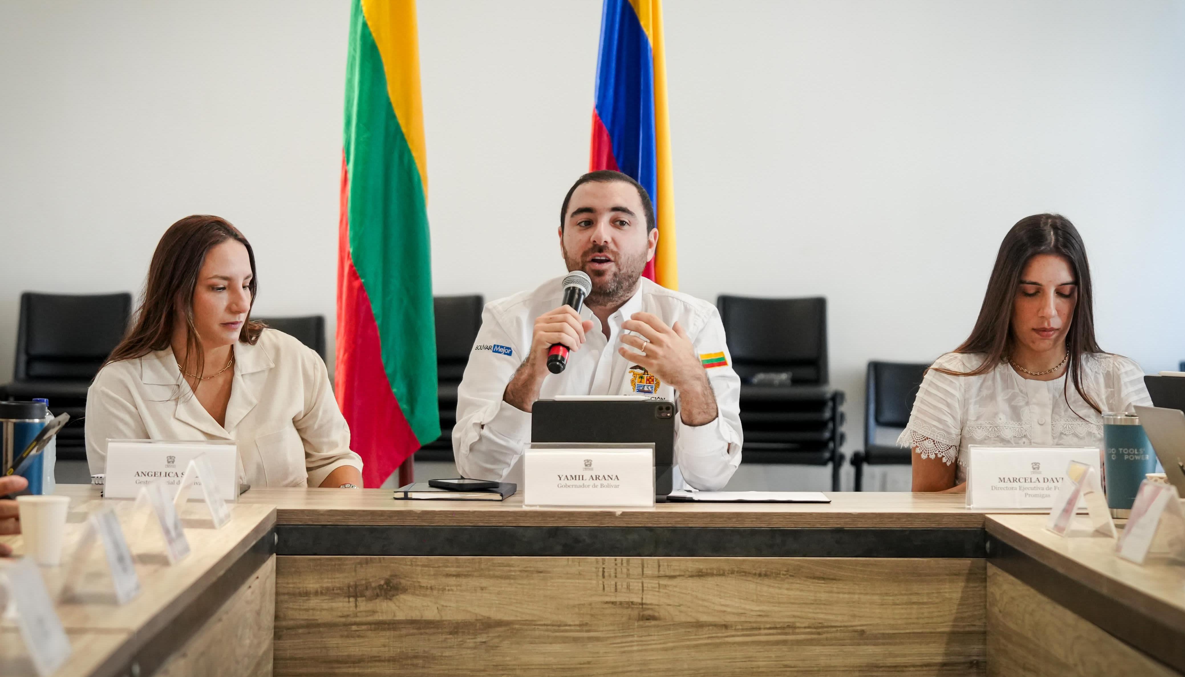 El Gobernador de Bolívar, Yamil Arana, y la directora de la Fundación Promigas, Marcela Dávila