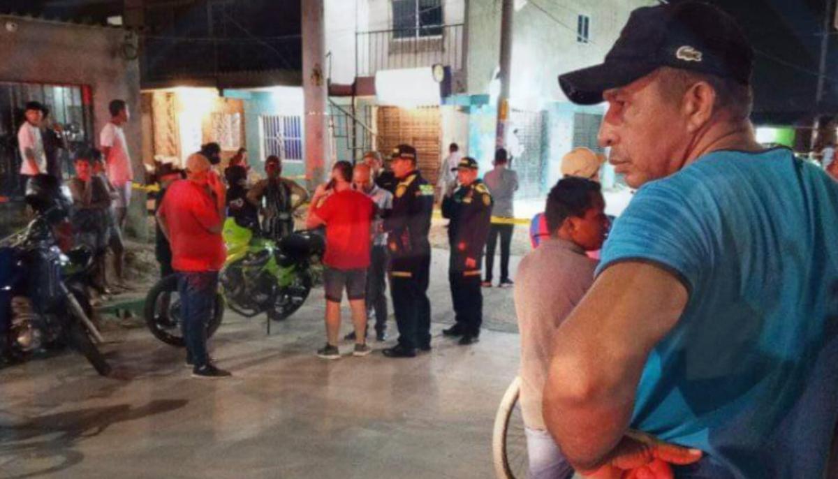 Policía y curiosos en la zona del ataque sicarial