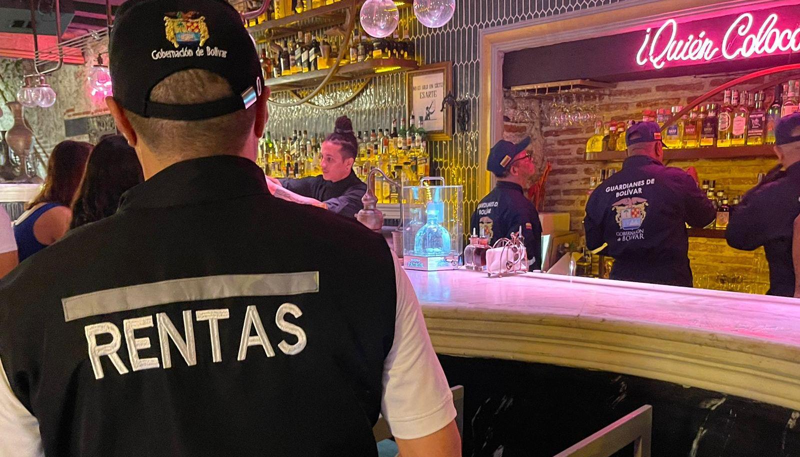 Autoridades verificaron el sello y las estampillas de las botellas de licor en establecimientos del Centro Histórico de Cartagena