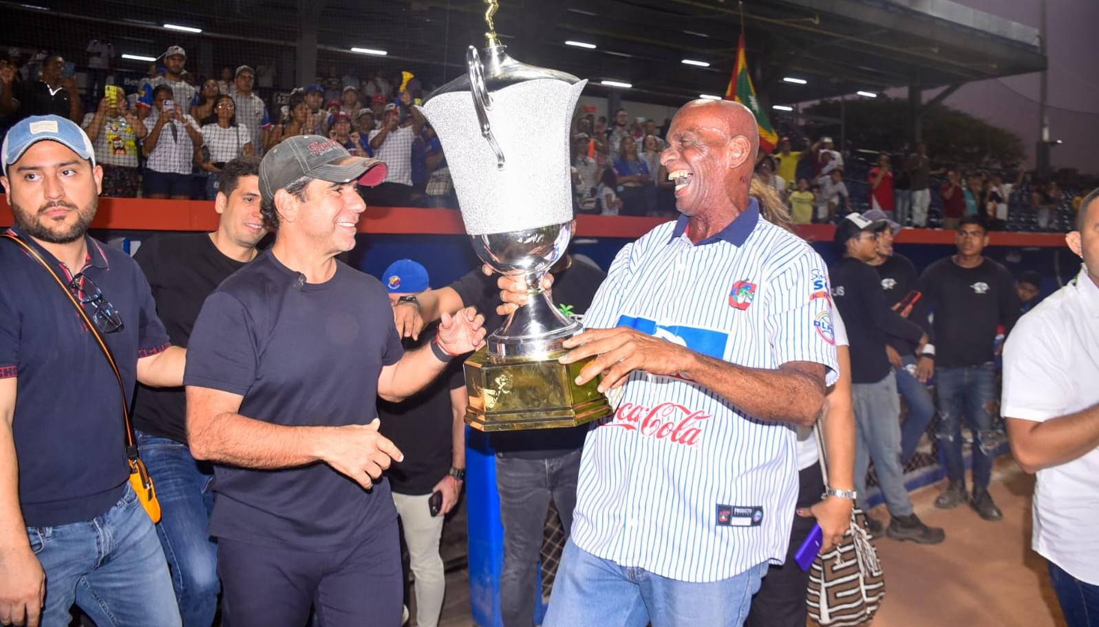 El alcalde Alex Char y Gerónimo Blanco, coach de Caimanes. 
