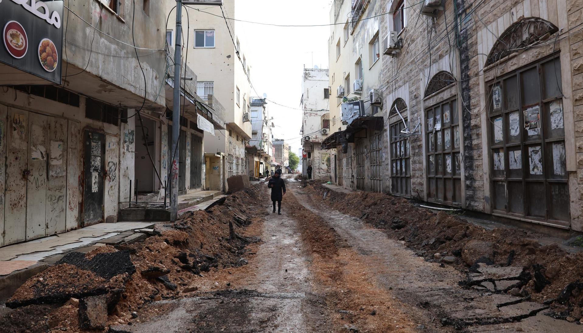 Un hombre camina por las calles destruidas del campo de refugiados de Yenín, en la Franja de Gaza. 