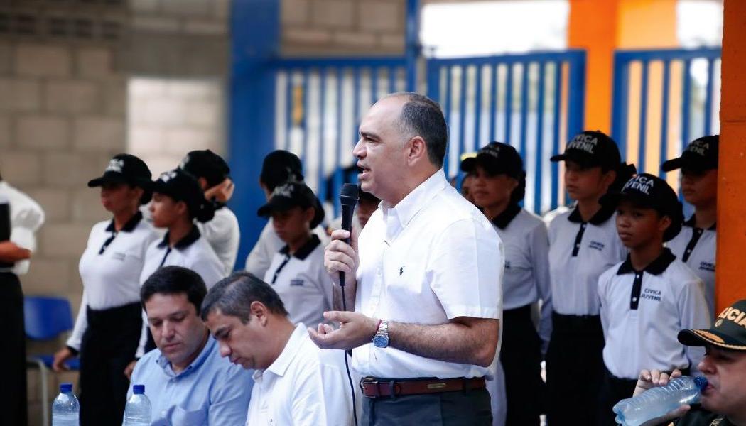El alcalde Carlos Pinedo visitó este lunes la IED John F Kennedy en Pescaíto