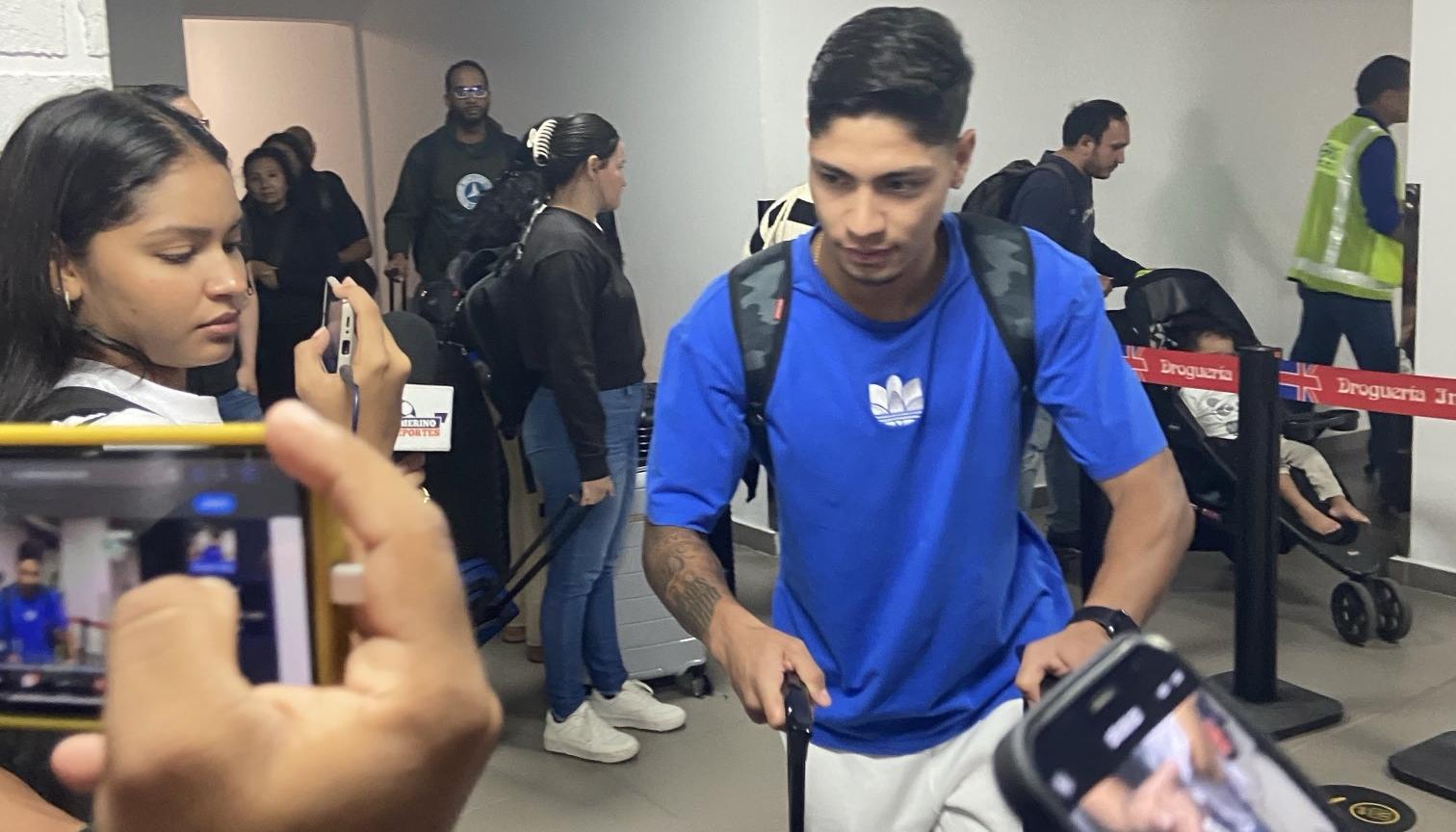 Brayan Castrillón a su llegada al aeropuerto Ernesto Cortissoz.