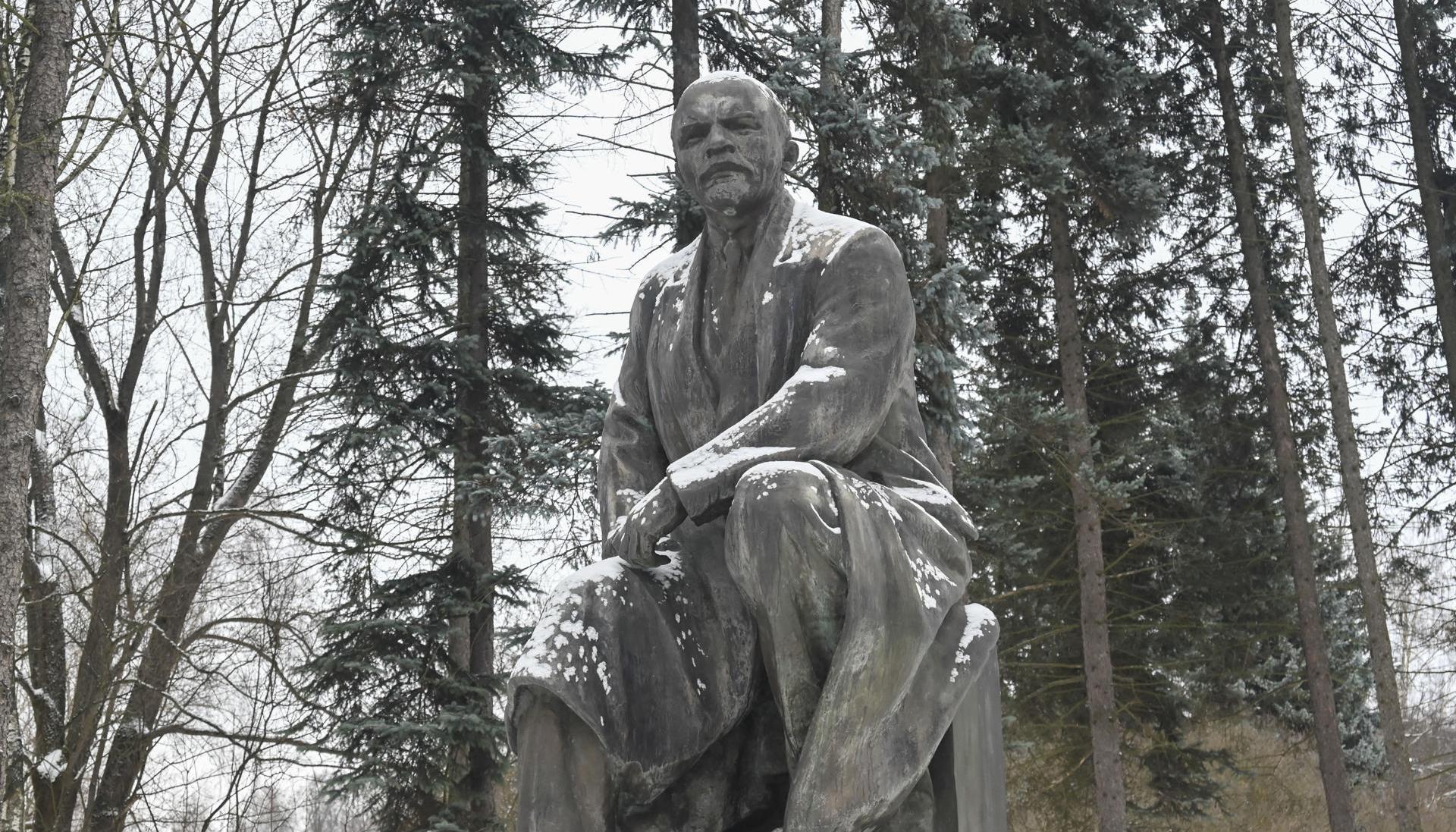   Vista de una estatua de Lenin en el exterior de su mausoleo en Moscú
