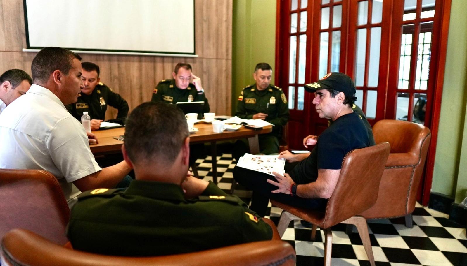 El alcalde Alex Char con los altos mandos de la Policía Nacional en la reunión de este miércoles