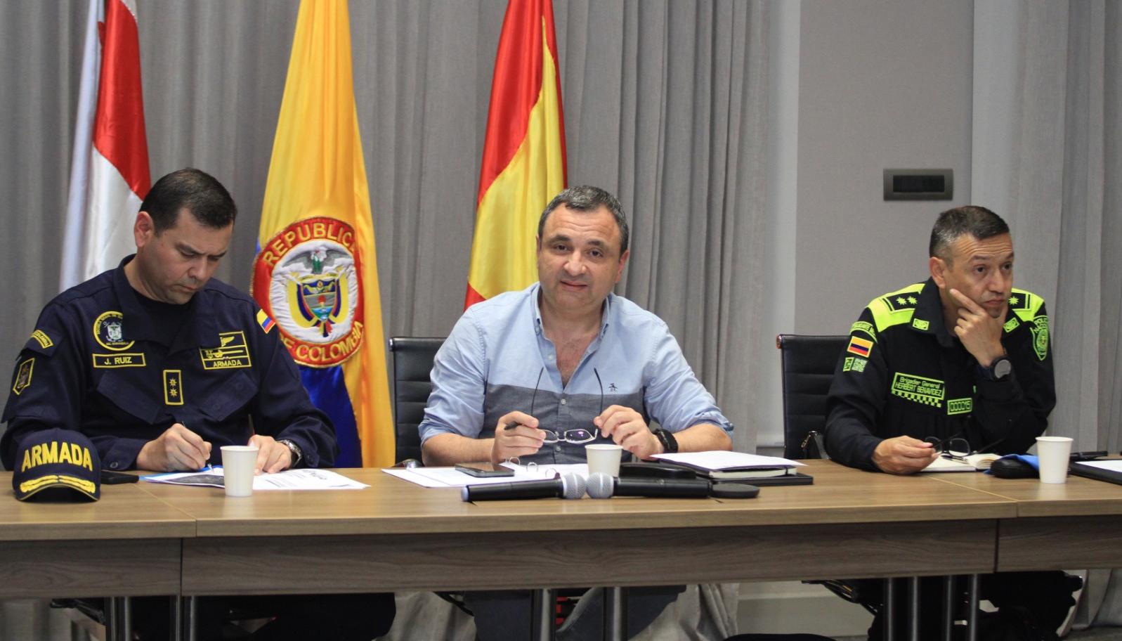 Contralmirante John Ruíz, director de la Escuela Naval de Suboficiales ARC “Barranquilla”, el Secretario de Seguridad, Yesid Turbay y el general Herbert Benavidez, comandante de Policía Metropolitana 