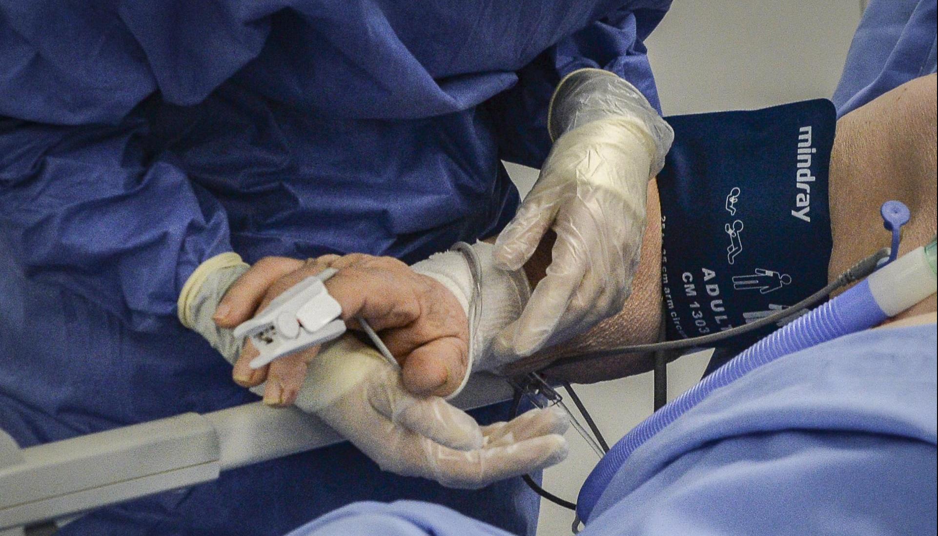 Imagen de archivo de personal médico atndiendo a un paciente con Covid