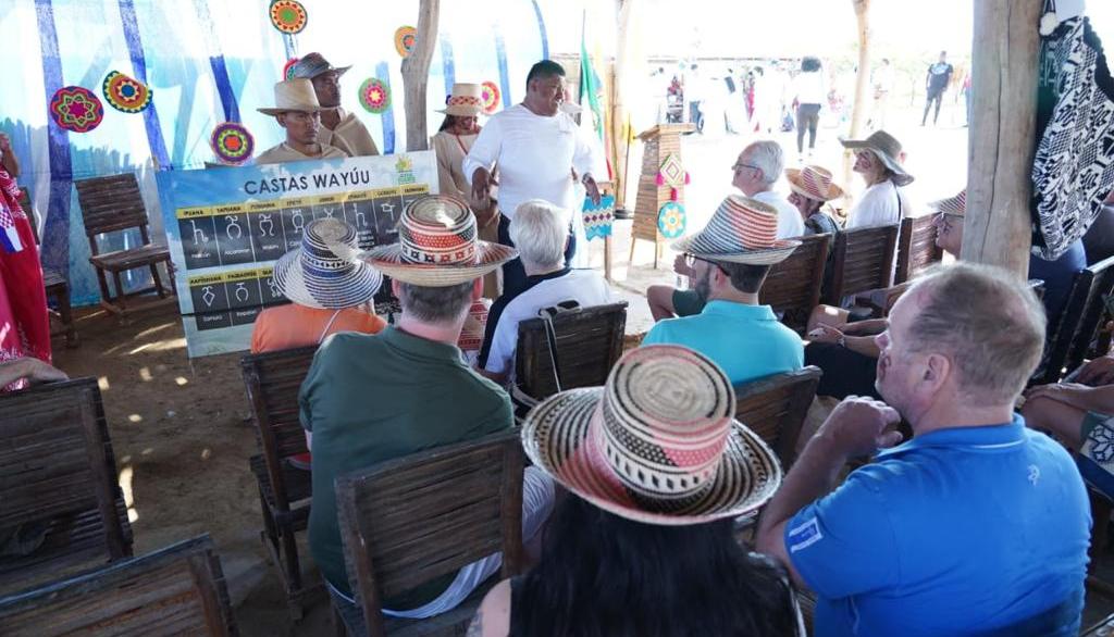 Los turistas que arribaron en el crucero fueron recibidos en las típicas enramadas.