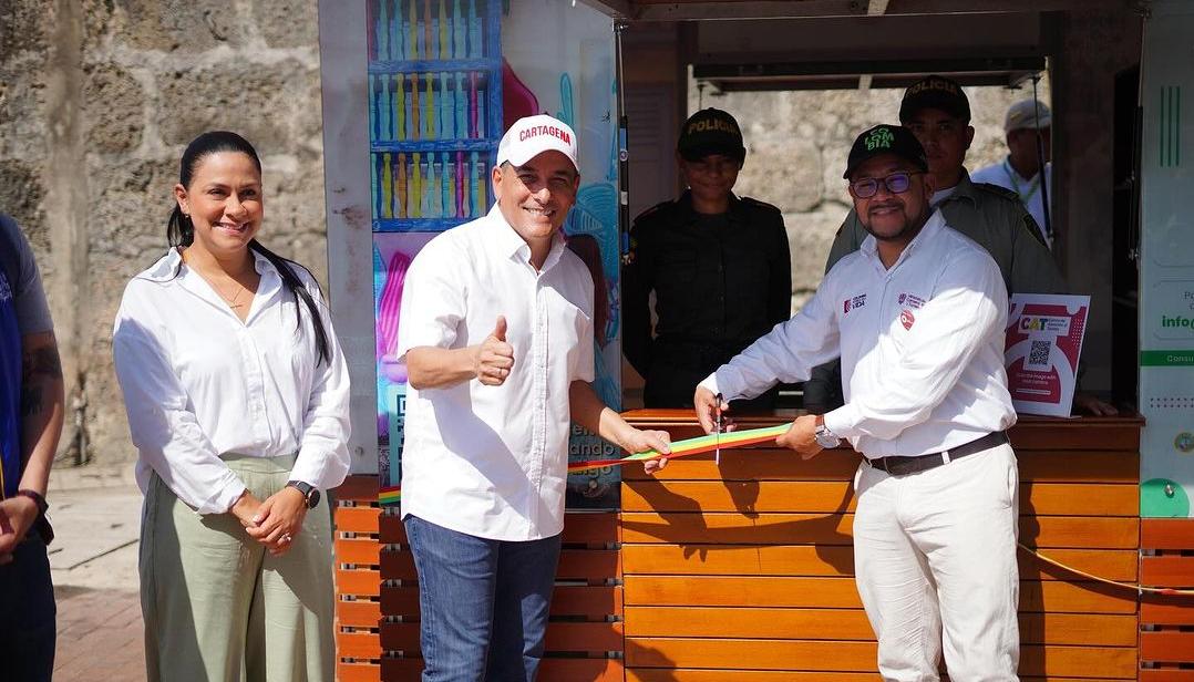 Dumek Turbay, alcalde de Cartagena, en la apertura de uno de los Centros de Atención al Turista