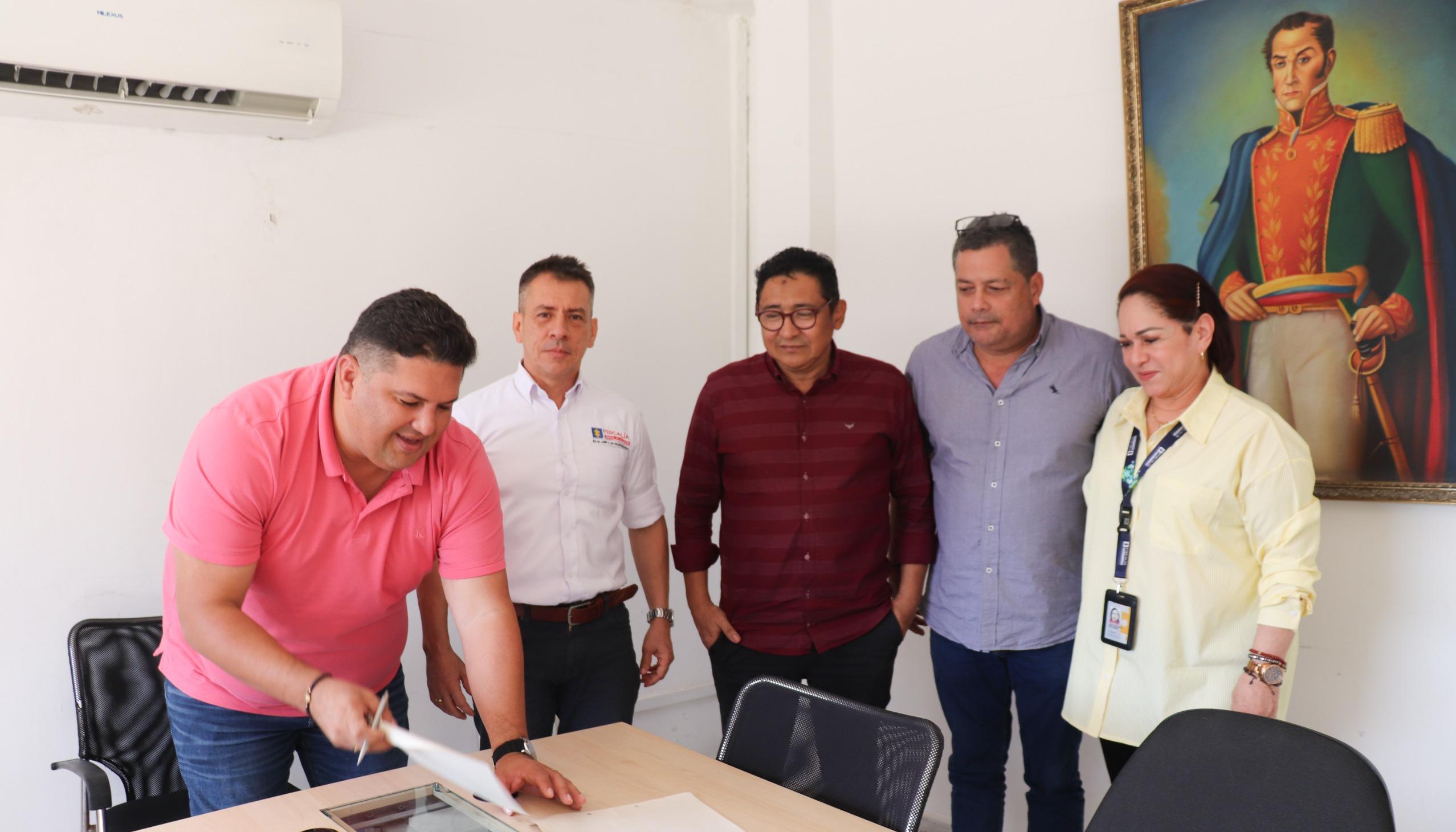 El alcalde Edinson Palma, el directo de Fiscalía Atlántico, Elkin Chiquillo; la asesora Jackeline Reina; el subdirector de víctimas, Hermes Melo y el coordinador de Fiscalía de Sabanalarga, José Soto.