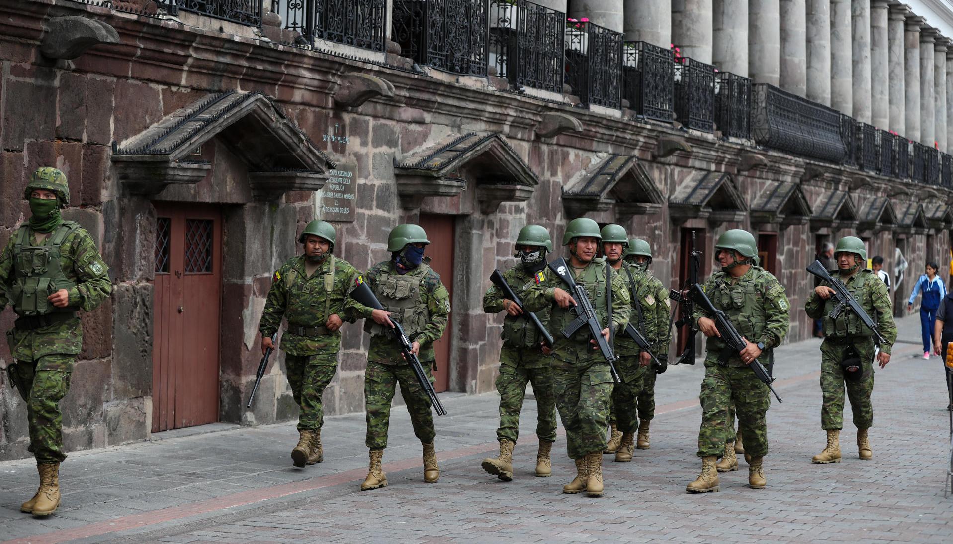  Soldados ecuatorianos patrullan este martes una calle en Quito