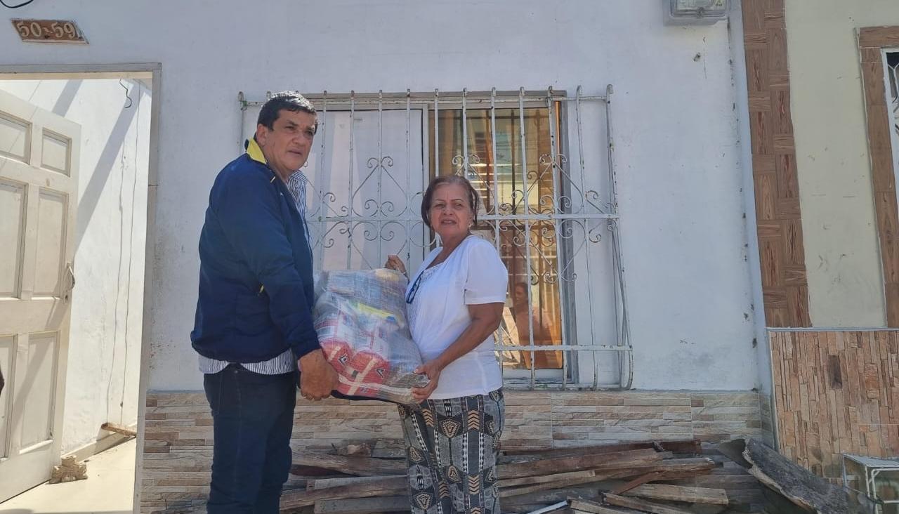 Remberto Quintero, coordinador operativo de la Oficina de Gestión del Riesgo, con la señora Medy De Moya