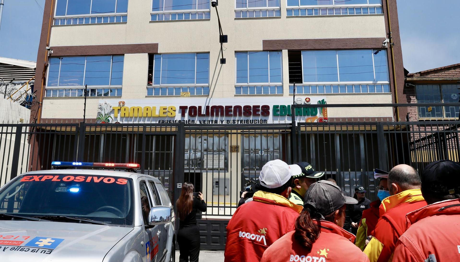 Organismos de socorro frente a la fábrica de tamales 'Eduard'