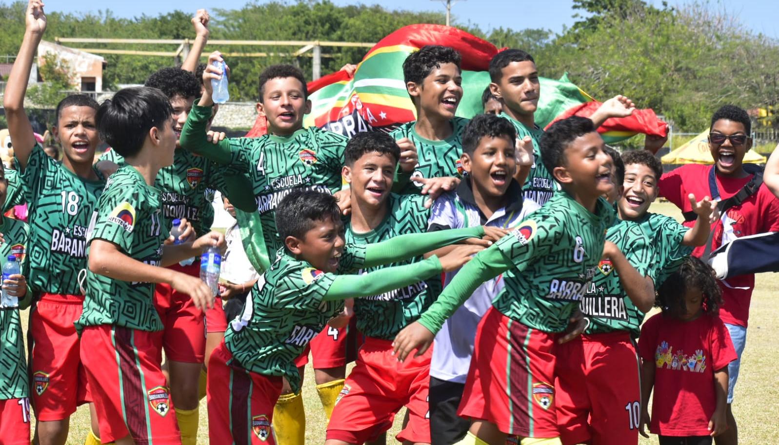 Integrantes de Academia Barranquillera festejan tras vencer por tiros desde el punto penal a Killa FC, en la categoría 2011.