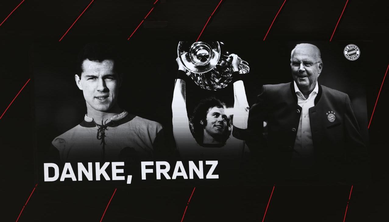 "Gracias, Franz", leyenda con las fotos de Beckenbauer en el Allianz Arena.