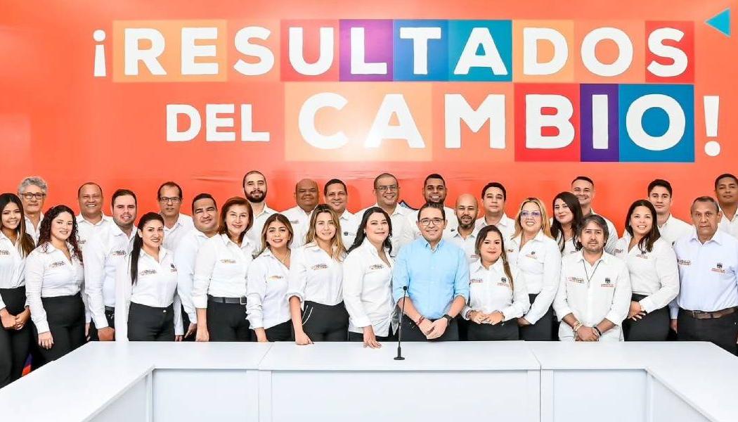 El gobernador del Magdalena Rafael Martínez con su gabinete completo