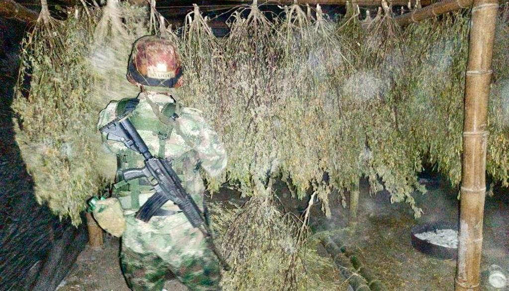 Un soldado vigila la zona del Cauca en donde fueron incautadas 6 toneladas de marihuana