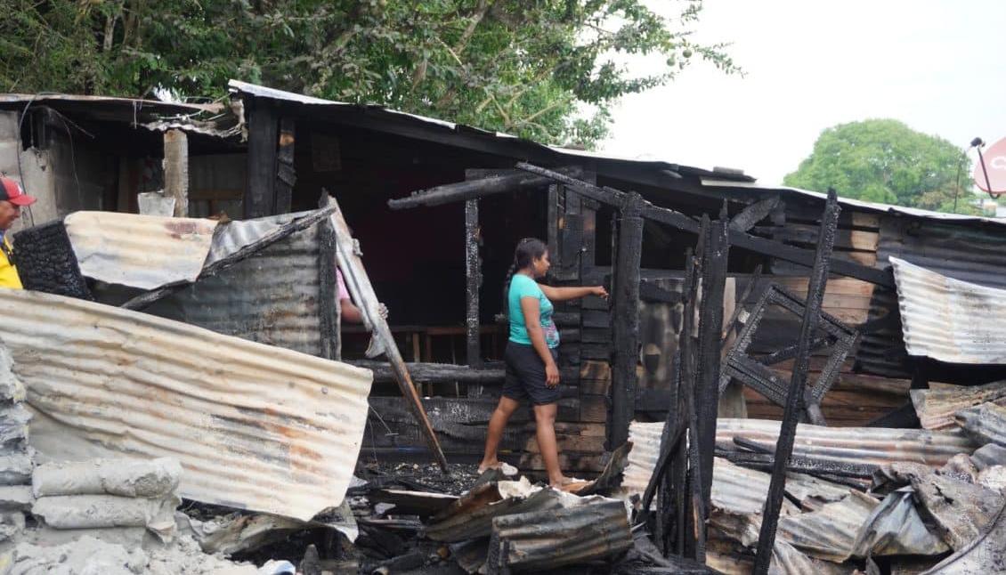 Una damnificada camina entre los escombros de lo que fue su vivienda en el asentamiento Nuevo Milenio de Montería