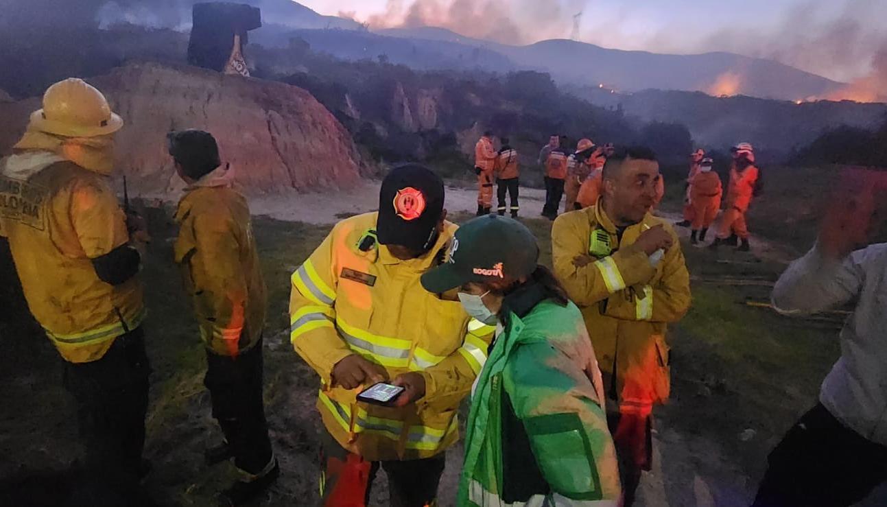 Bomberos atendiendo la emergencia en los cerros de Bogotá