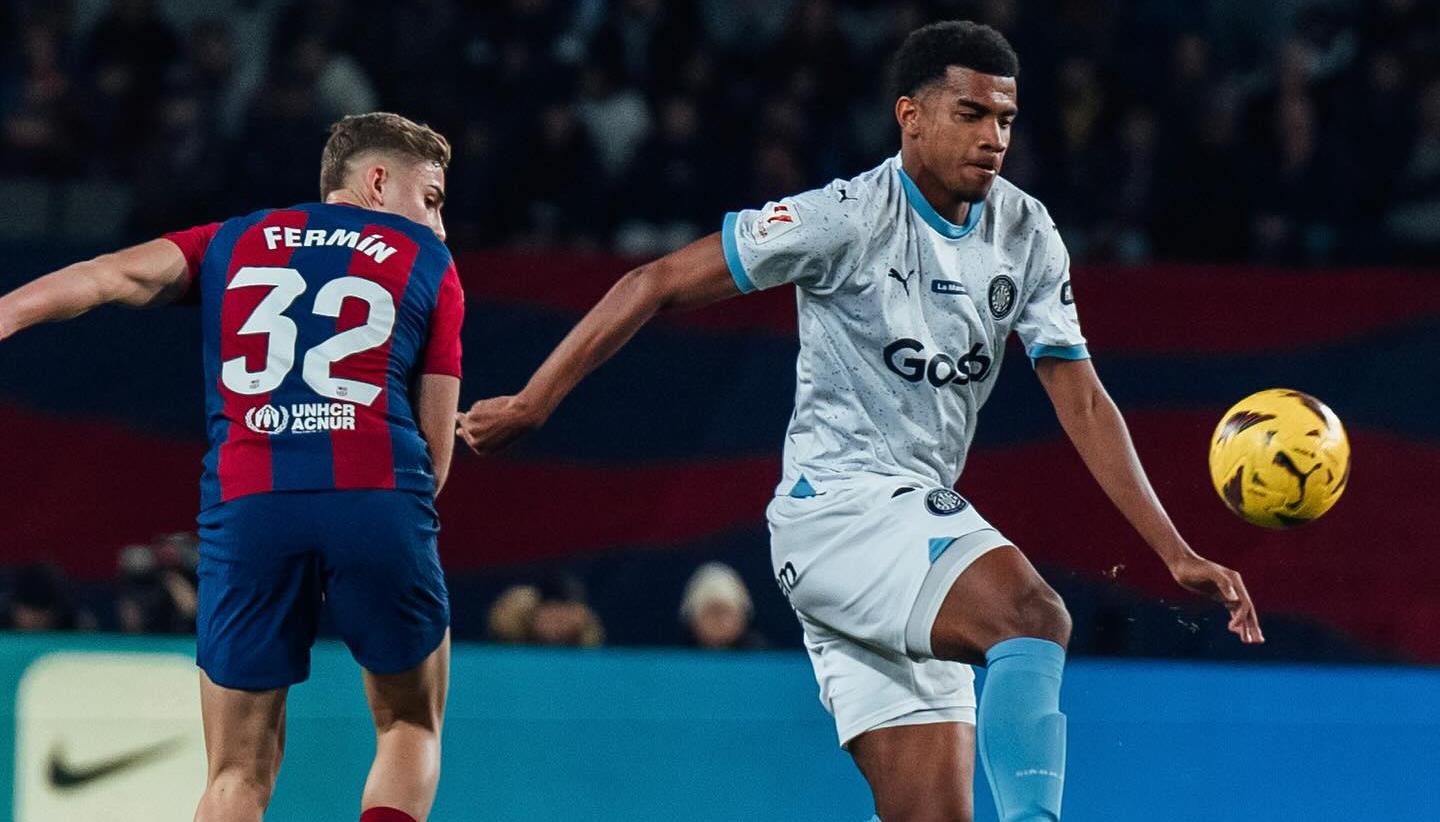 Jhon Solis durante un partido contra el Barcelona. 