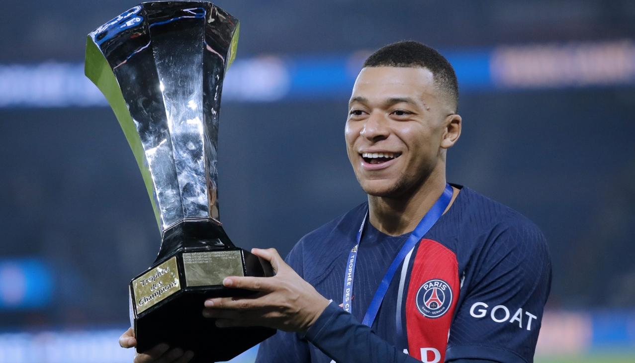 Kylian Mbappé con el trofeo de la Supercopa que el PSG le ganó al Toulouse. 