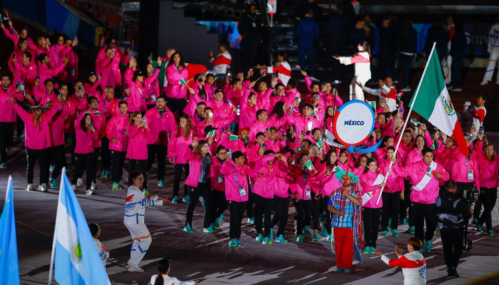 La delegación de México durante el desfile inaugural en las justas de Santiago 2023. 