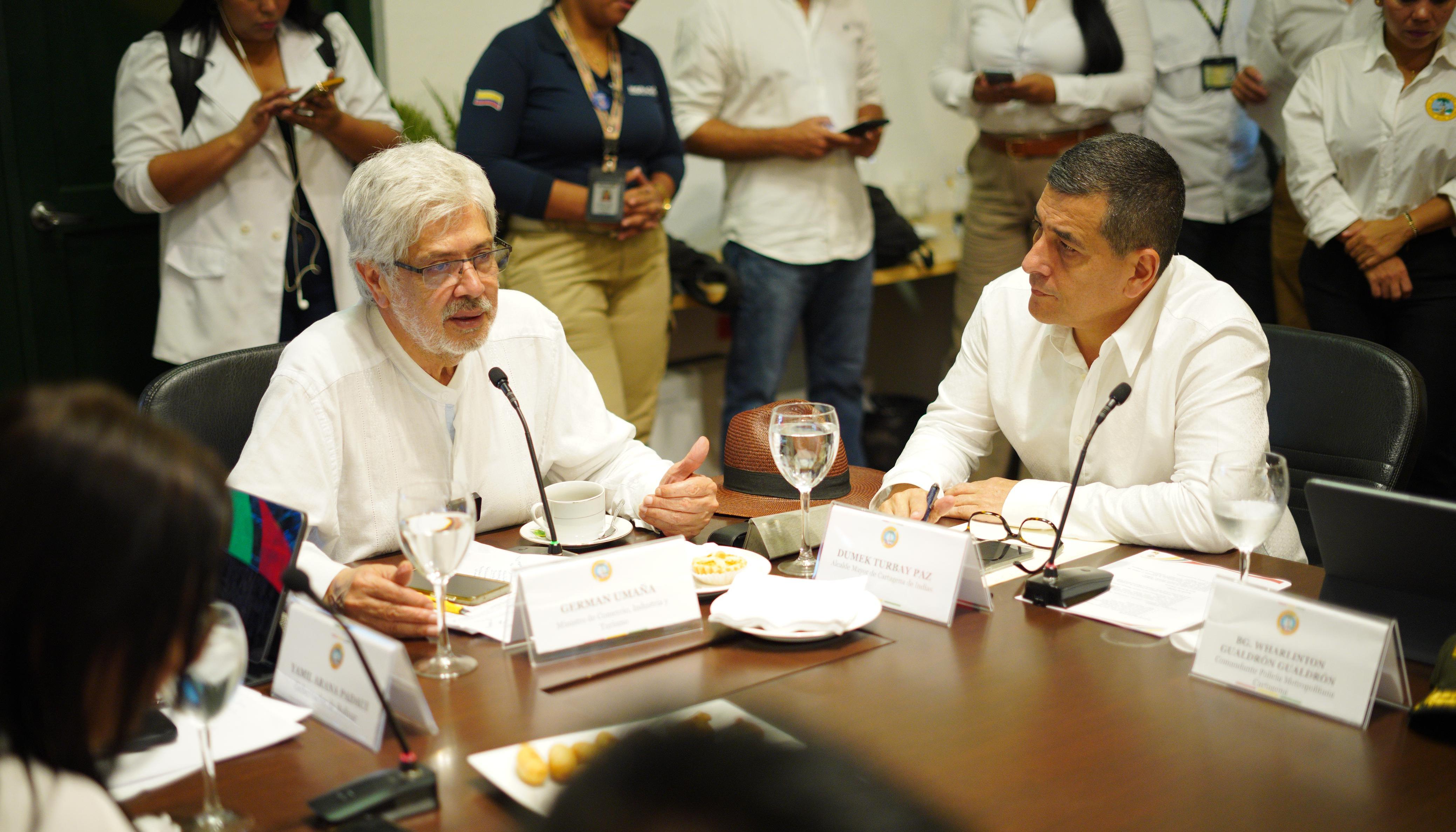 El ministro Germán Umaña y el alcalde Dumek Turbay en la reunión cumplida en Cartagena