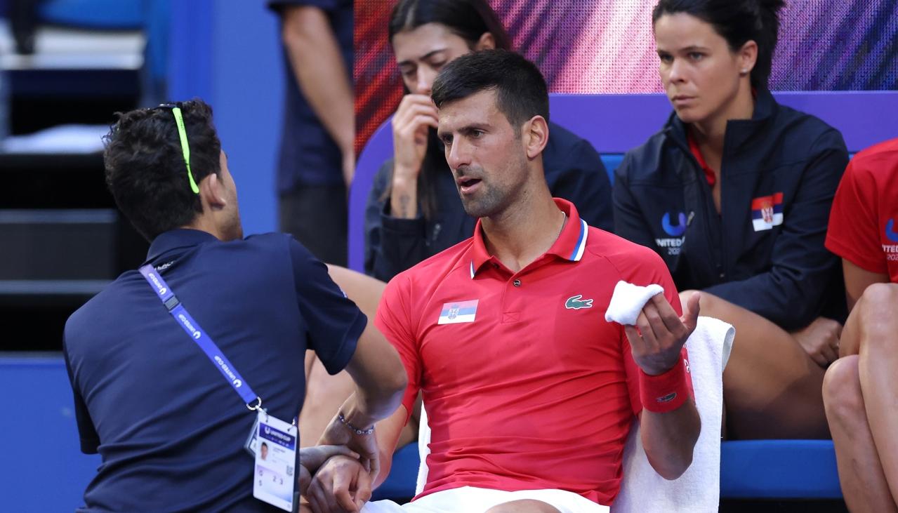 Novak Djokovic cuando recibía atención médica por su molestia en su muñeca derecha.