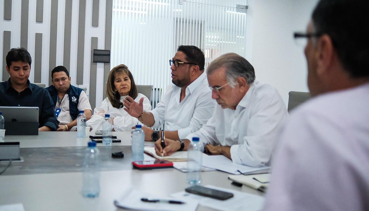 El gobernador Verano y el alcalde Plinio Cedeño con los diputados Camilo Torres y Lourdes López